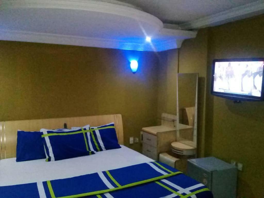 Theodawn @ 29 3* Ikeja